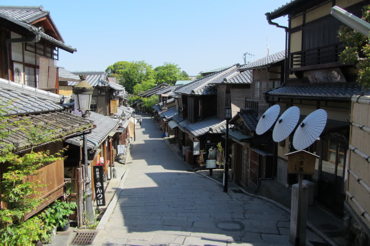 The stone-paved slope of Ninenzaka in Higashiyama, traditional wooden facades lining both sides
